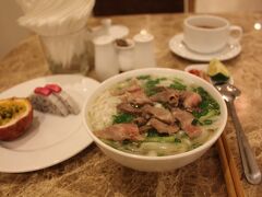 ハノイに着いたのは夜。
翌朝、まずはホテルで朝ごはん。フォーボー（牛肉のフォー）です。