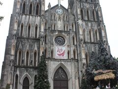 ハノイ大教会に着きました。以前訪れたときも入ることができなかったのですが、今回も入口の扉は閉ざされていました。