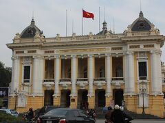 フランス統治時代の香りが残るオペラハウス。