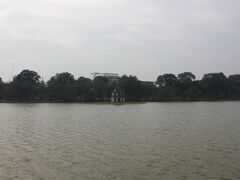 ホアンキエム湖のほとりまで来ると…。