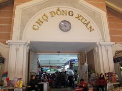 旧市街にあるドンスアン市場に来ました。