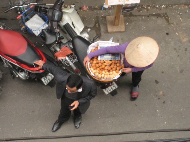 朝、安宿街の通りには朝食を売り歩く行商おばさん