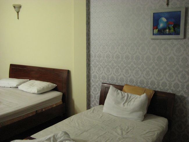 シングルとダブルの部屋、朝食付きで一人＄6、バスで一緒だった中国人と馬人青年の３人で宿泊