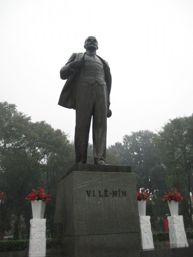 レ−ニン像は健在