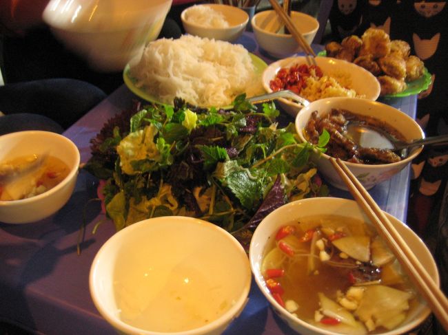 ハノイ名物、素麺みたいな米線をあっさり、甘目ス−プに、野菜、豚肉の丸焼きを載せて食べるもの。