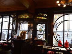 最後は食事で締めたいと思います。

①『レストラン・ファルスタッフ』 
1904年 ウービオン作 
('Taverne Falstaff' Houbion）

前面は幾何学が強調され、線対称になっています。基本様式はアール・ヌーヴォーですが、お店の看板の字体など所々アール・デコが混ざっています。