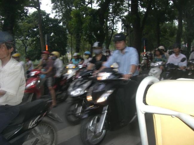 町中はすんごいバイク！バイク！バイク！<br />道路を横断するときは慌てないでゆっくり渡るのがひかれないポイントだそう（笑）