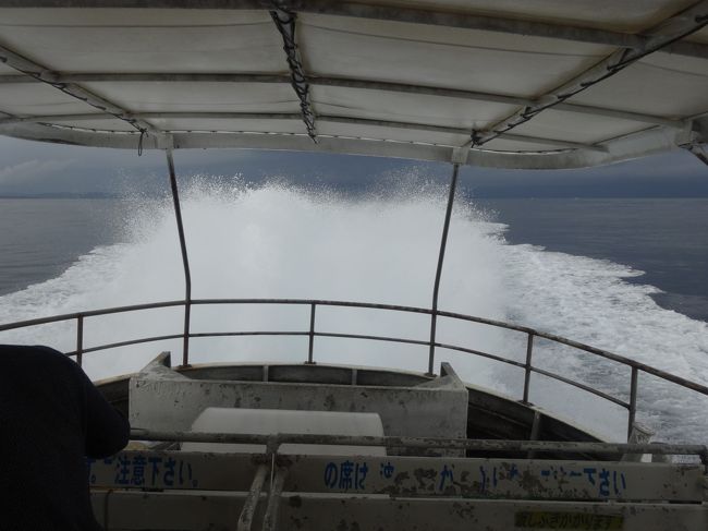 かなり荒れています。<br />今回、何度も船に乗りましたが一番荒れています。<br /><br />酔い止めを飲んでいたので寝ている間に着きましたが、15分位遅れたそうです。<br /><br /><br />