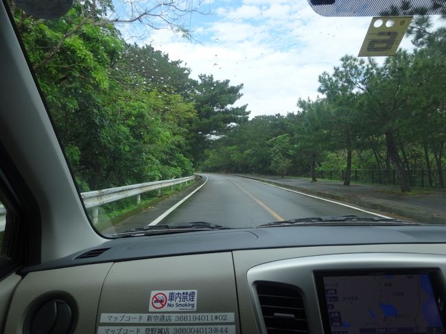 川平湾に向かいます。<br /><br />だんだん晴れて来て、