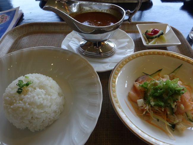沖縄料理やカフェ飯ではなくて普通の御飯が食べたいと言う事で（私）、通りがかったホテルのレストランで遅いランチです。<br />（ホテルの名前忘れました・・・）<br /><br />二人ともカレーセット<br />このカレーが本格的なインドカレーでした。『何か本格的で美味しいね〜』と話していたら、シェフが帰りに出てきて挨拶してくれました。<br />何とインド人のシェフでした。w(ﾟoﾟ)w<br />美味しいはずです。