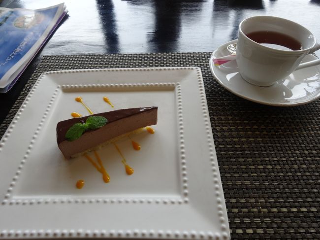 デザートのケーキと紅茶<br /><br />通りがかりなのに、とても丁寧な接客をして下さり有難うございました。<br />後でホテル名を調べてちゃんとクチコミも載せますね。