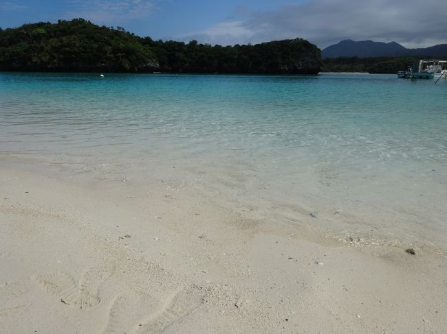 水も澄んでいて波もありません。