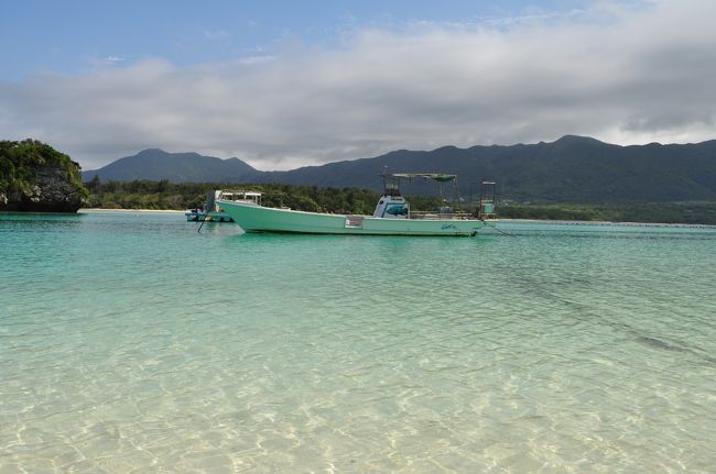 すぐそこの浅い所を魚が泳いでいるのが見えます。<br /><br />膝まで水につかっている女の子たちが居ました。
