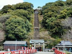 須賀神社
鎌倉時代に千葉氏によって建立されたとあります。
川に架かる赤い橋、鳥居から続く急峻な石段、絵になりますね。