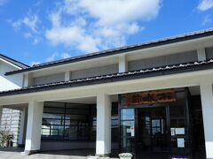 桜城館は、白壁と瓦屋根の風情ある建物です。
１階が図書館となっています。 
２階は「小城市立歴史資料館」と「中林梧竹記念館」がありました。
　