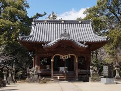 岡山神社は、小城藩・鍋島家の初代当主　鍋島元茂と、二代目直能を祀っています。
緑に囲まれた癒しの境内、ご神木の大楠は見事です。
