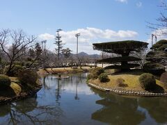 池を配したとても美しい公園です。