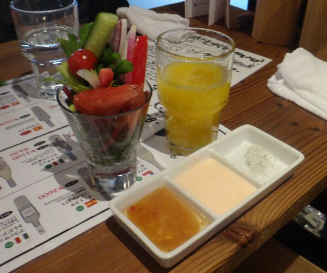 やさいバーでカップに盛ってきていただきます。<br /><br />ドレッシングも特製！　ハーブ塩もあります。