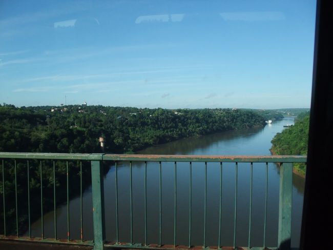 この日はアルゼンチン側へ行きます。時間と効率を考えて結局現地オプショナルツアーを利用しました。この日はオーストリア人（男性）を私の二人だけ。出入国手続きなどはすべてガイドがやってくれます。<br />ここはブラジルとアルゼンチンの国境、車内から撮りました。