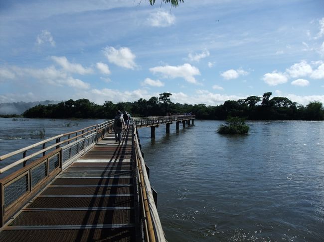 まずは遊歩道を歩いて「悪魔の喉笛」へ向かいます。