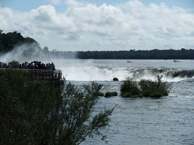 水しぶきが見えてきました。<br />このあたりから轟音が聞こえてきます。