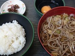 鉄道旅の朝は大体駅の立ち食いそば。確かそばセット。