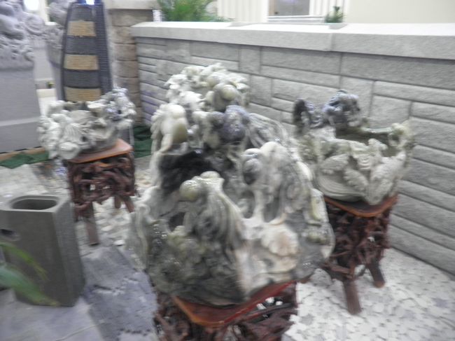 今度は彫刻物を展示する会社が増えてきました。