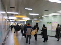 ベストを返却した私は築地市場駅へと向かう。
家に帰るためではない。
友人と待ち合わせをするためだ。

友人とは、築地で朝ご飯を食べる約束をしており6時半に待ち合わせ。
彼女は時間通りにやって来た。

そして、電車から降りてきたのは彼女のような観光客ばかりではない。
明らかに商売人と分かるオジサマ方もいる。
大きな竹籠を抱えての買い出しの様だ。
