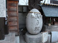 朝ご飯を堪能した私たちが次に足を向けたのは波除神社。
災難を避け、波を避ける稲荷だ。
市場関係者の方たちは、神社の前を通る時にきちんと挨拶をしてから通る。

神社の中には玉子塚や寿司塚等もあり、市場の神社らしく、ちょっとユニークだ。
