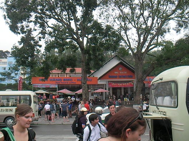 ミニバスでハロン湾へ来ました。