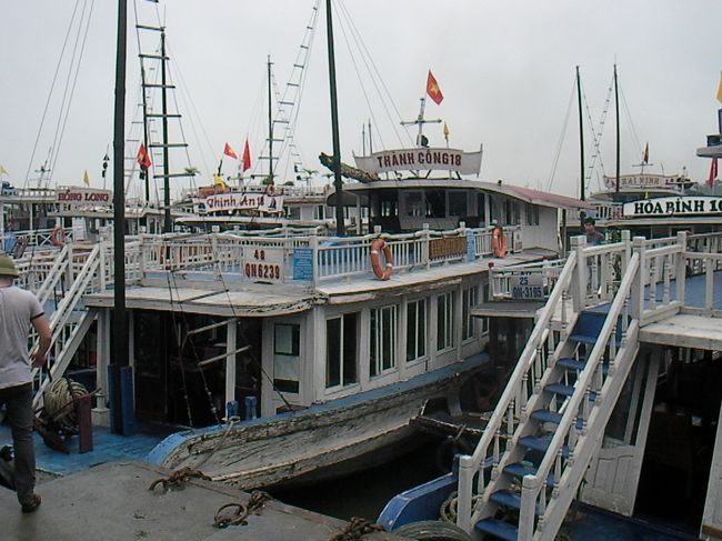 ジャンク船でハロン湾のツアーが始まります。