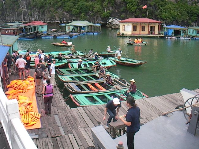 途中の集落に立ち寄ります。