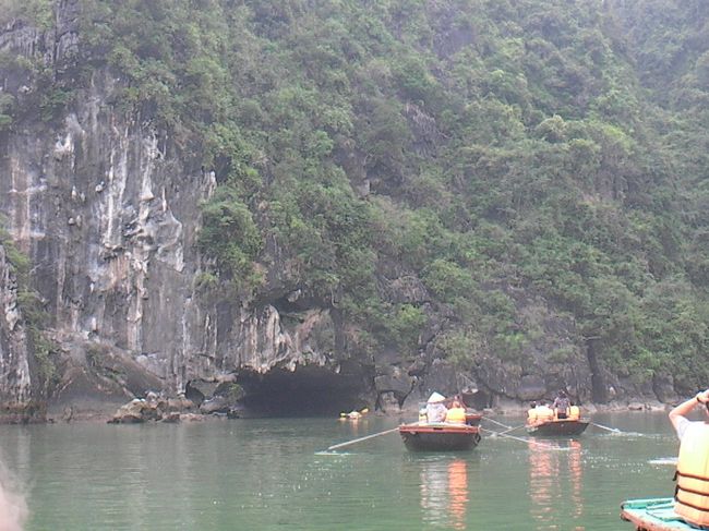 カヤックで観光もできます。