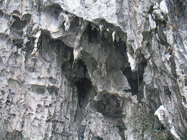 洞穴を抜けると、こんなものが。