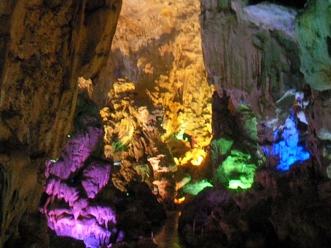 ここの鍾乳洞は、ライトアップされています。