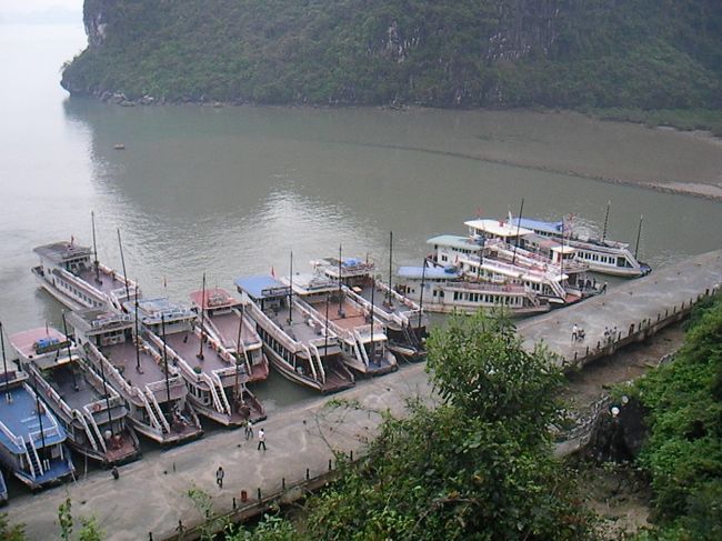 この鍾乳洞へはたくさんのジャンク船が停船していました。