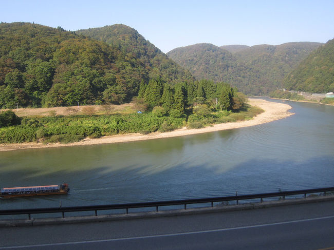 山居倉庫でぶらぶらしていて、ふと時計を見ると13時45分。酒田駅14時発の快速最上川に乗らないと、その後新庄駅でリゾートみのりにも乗継できない。<br />ダメもとでタクシーを呼んで酒田駅へ飛ばしてもらうが、14時を5分過ぎ。万事休すかと思ったら、なんと接続列車の遅れでまだ快速最上川が発車していない。<br />ホームを駆けて、飛び込んでなんとか間に合った。<br /><br />酒田を出た列車は余目駅から陸羽西線に入り、しばらくの間最上川に沿って走ります。