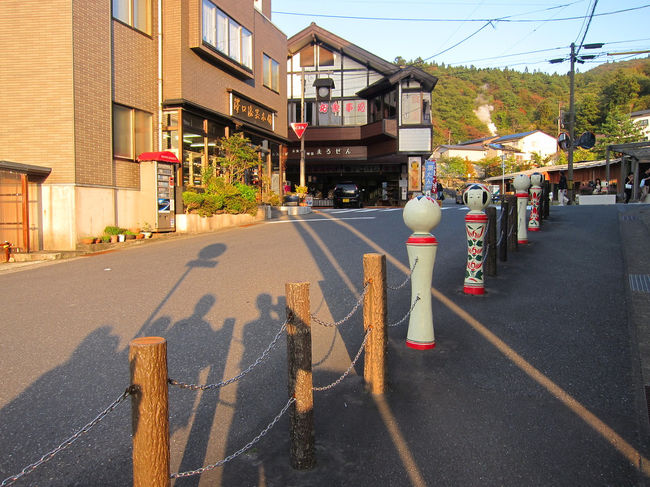 さすが、鳴子。こけしの支柱が歩道と車道を区切っています。