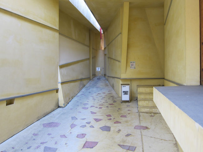 黄色い壁、ちょっとミュージアムっぽい作りの外観が異様を放つ早稲田桟敷湯の入口です。