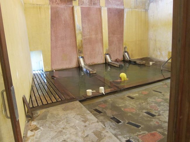 浴場も明るく、温泉街の共同浴場らしくはないものの、硫黄臭たっぷりのお湯は間違いありません。