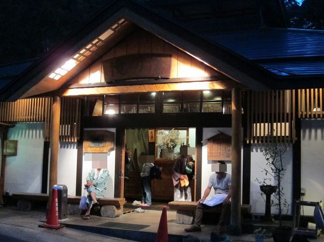 こちらは滝の湯。雰囲気たっぷりの共同浴場ですが、とにかく混んでます、お湯は白濁していて熱め。湯船の写真は撮影禁止で、外観のみです。