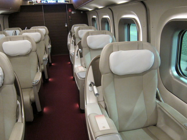 グランクラスと言えば、はやぶさやはやてのイメージなのかな。このやまびこ号は私以外に他の乗客はいません。アテンダントと一対一だとちょっと落ち着きませんね。