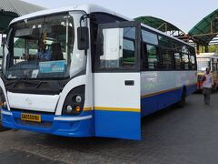 市バスでマルガオのバスターミナルまで行き、
パナジ行きのシャトルバスに乗り換えをします。
パナジに着いてからまた宿探しです。
何となく勘で安宿街が分かるようになっています。
Bareton ホテル、一泊1,050ルピーに決めました。