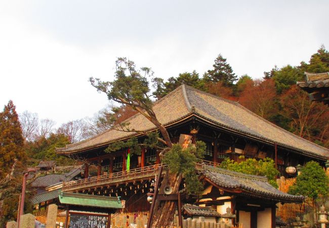 東大寺 二月堂の本殿。　お水取りで修行僧が松明を掲げるのは左の角。