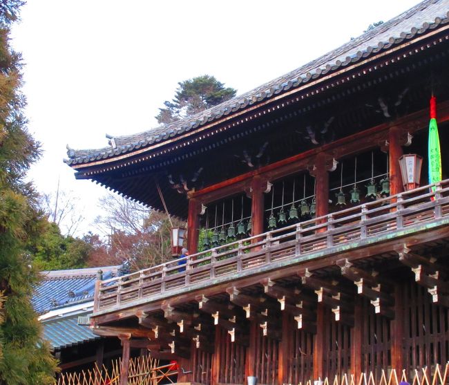 二月堂 本殿の左角。　最初に松明が掲げられるコーナー。<br />　私はこの真下に居ました。　待ち時間・１７：３０〜１９：００．