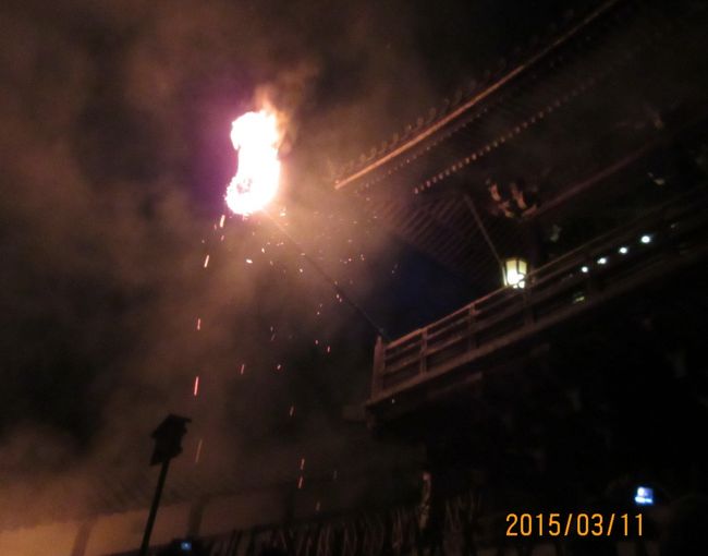 最初に掲げられる松明。修行僧の読経が聞こえます。