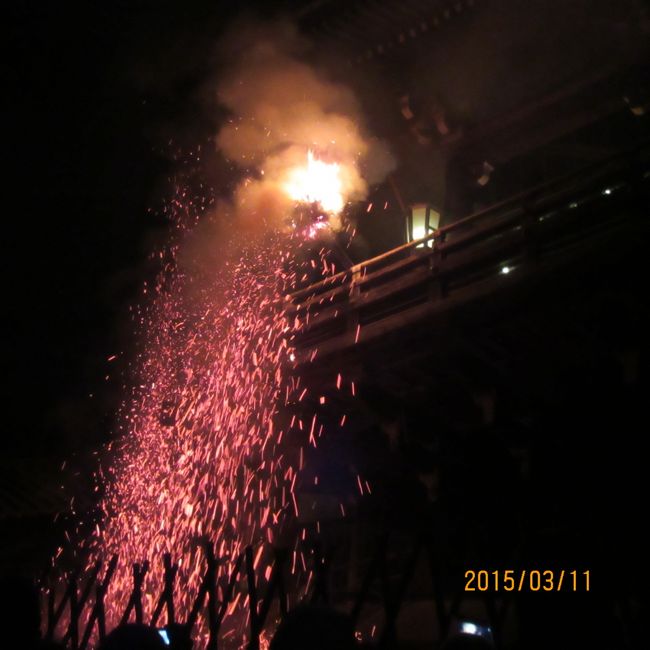 松明の炎が散ります。（真下には消防士が待機してます）<br />　私は炎の一部を浴びました。