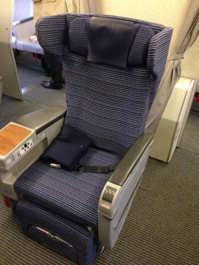 ちょっと楽しみにしていた。<br />お一人様席<br /><br />さっそくCAさんから搭乗のご挨拶<br /><br />ＣＡさん　「ご旅行ですか？」<br /><br />私　　　　潔く、「修行です。　折り返しで羽田戻ります」<br /><br />ＣＡさん　「帰りもご一緒ですね〜」<br /><br /><br />最初は恥ずかしいと思っていましたが、もう　堂々としたものです(笑)<br /><br />この７６君の一人席　最高でした〜<br /><br /><br />