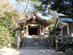 一の鳥居から１０分ほど歩くと、さらに先へと石段が続きます。

それほど急な石段ではありませんが、その参道の脇には摂社末社や歌碑などがあります。

楼門の前には神橋がありますが、人が渡ることはできません。

その立派な楼門をくぐると、少し右の奥に拝殿が置かれています。

御祭神は仲津綿津見神・底津綿津見神・表津綿津見神の３神、つまり綿津見三神です。

神話では、黄泉国から帰還されたイザナギ命が禊をした際、その川の底・水中・水面から現れた神と位置づけられています。

最近読んだ古代史解釈の本には、同じく海の神とされる住吉三神はそれぞれ航路を測量・掘削・潮流調査をした実在の人物がモデルになっていると書かれていました。

しかし、なぜ同じような構成の三神が住吉系と綿津見系で重複しているのかは謎です。