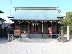 ホテルでもらった地図を頼りに、まずは反射炉跡に向かったのですが、狭い道が入り組んでいる所で迷ってしまいました。

その際、自分がいる地点を確認する手助けとなったのが、伊勢神社でした。

天智天皇の御代に創建された時の御祭神は不詳ですが、天文年間に３種の神器とともに伊勢皇大神宮から分霊され、田手太神宮と称しました。

伊勢神宮から分霊を許されたのは、日本全国でここ佐賀の伊勢神社が唯一とのこと。

その後、戦国末期に鍋島直茂公によって居館内に遥拝所が設けられ、江戸時代に入って佐賀城が築城されるのに合わせて町並みが整備されると、長崎街道の中心である現在地に遷宮されたのでした。